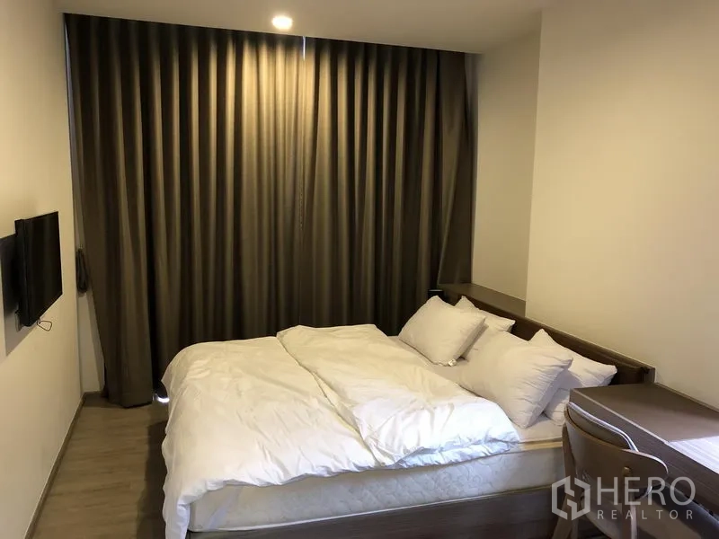 คอนโด ให้เช่าในWatthana, Bangkok - ห้องนอนอบอุ่น เตียงคู่ ทีวีติดผนัง และผ้าม่านทึบแสง