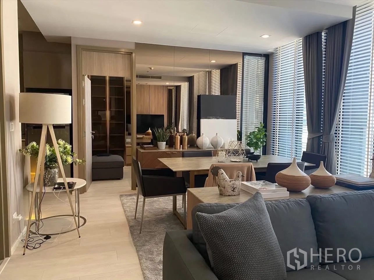 公寓 for rent in Pathum Wan, Bangkok - 开放式客餐厅，大窗、电视背景墙与现代家具。