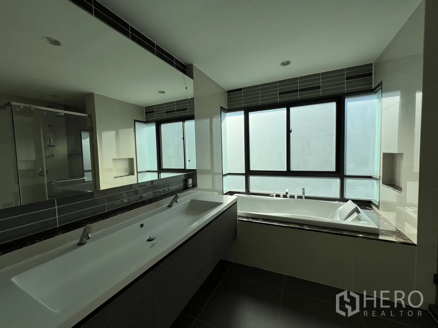 独立式住宅 出租或出售在Bang Kapi, Bangkok - 主卫配超长浴缸与大窗，自然采光充足。