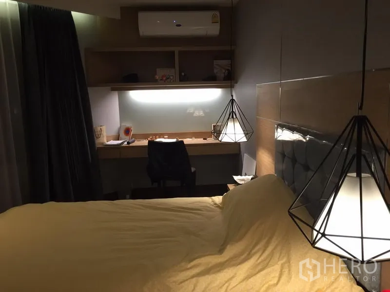 公寓 出售在Watthana, Bangkok - 卧室配书桌、墙面置物架与几何吊灯