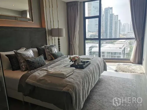 公寓 出租或出售在Watthana, Bangkok - 宽敞主卧，大窗户与城市景观