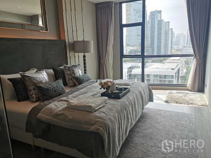 公寓 出租或出售在Watthana, Bangkok - 宽敞主卧，大窗户与城市景观
