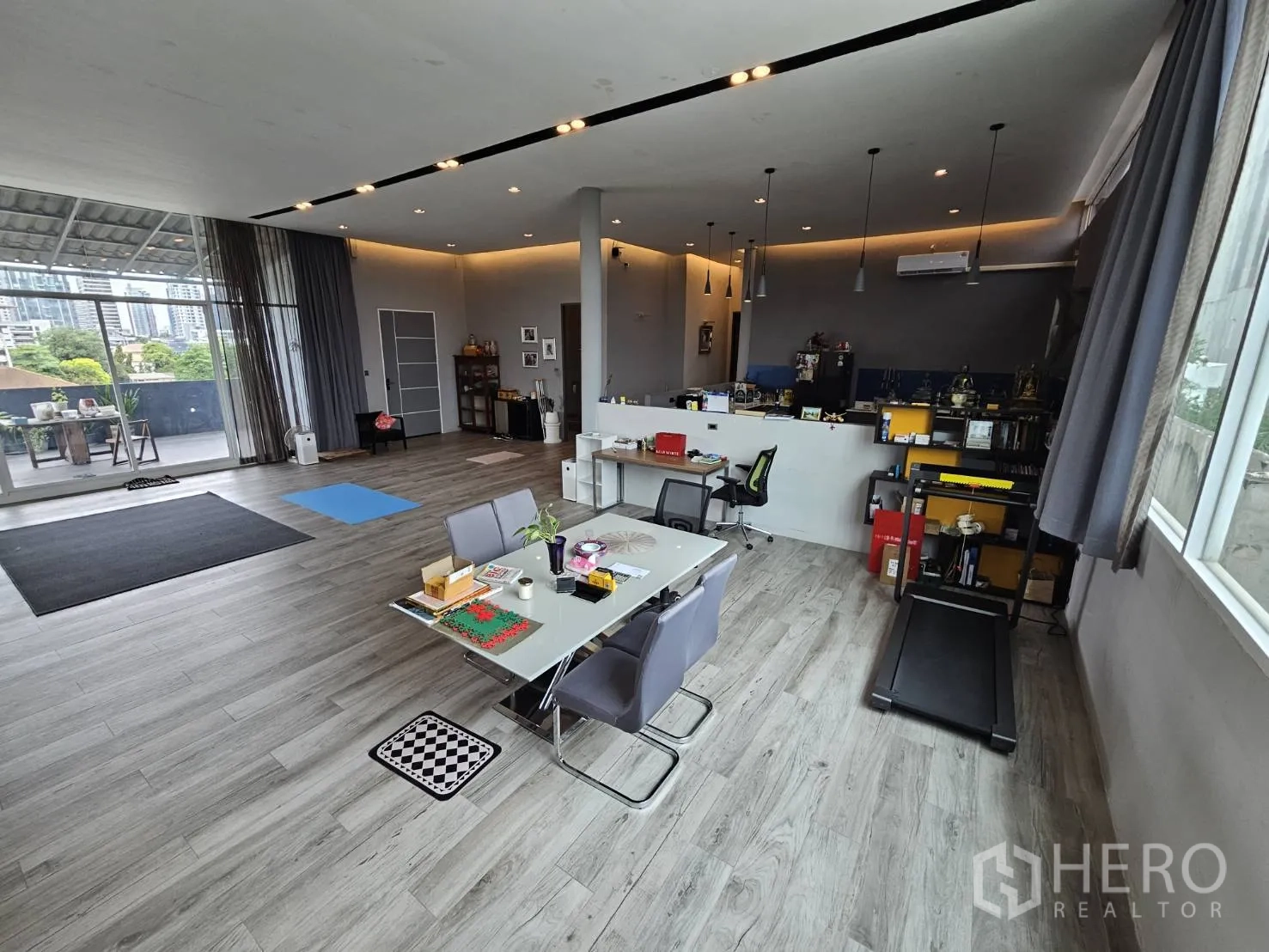 办公空间 出租 - 宽敞工作区，推拉落地门通往大露台，木地板与现代天花灯。