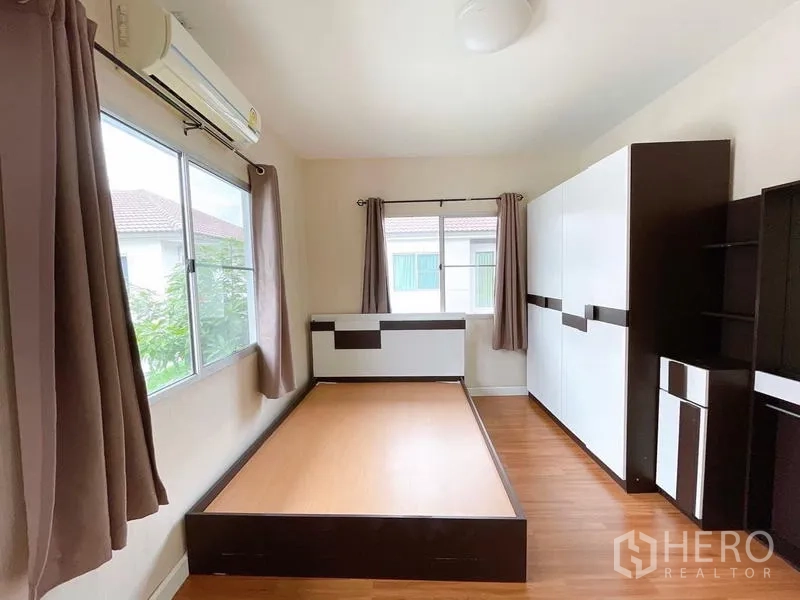 บ้าน ให้เช่าในBang Na, Bangkok - ห้องนอนรองมีเครื่องปรับอากาศ หน้าต่างบานใหญ่ และตู้เสื้อผ้าบิวท์อิน