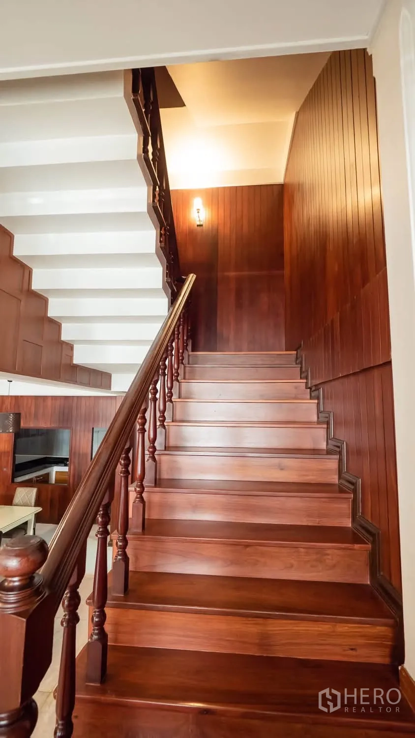 ทาวน์เฮาส์ for rent in Watthana, Bangkok - บันไดไม้ขัดเงาพร้อมราวแกะสลักและผนังลายไม้