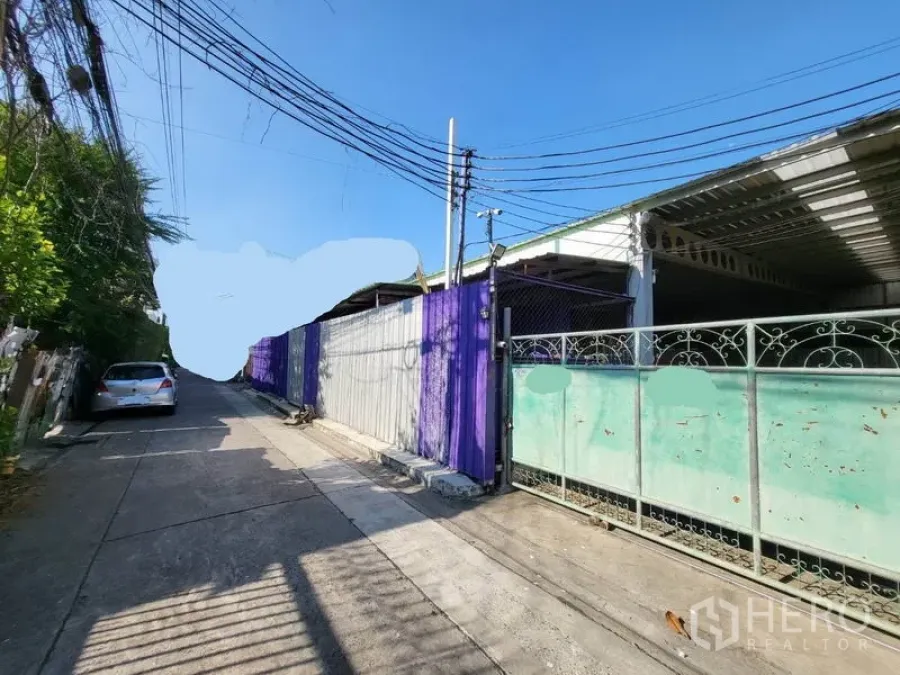 คลังสินค้า ให้เช่าในDin Daeng, Bangkok - ประตูเข้าโกดังในดินแดง กรุงเทพฯ ซอยเงียบ รั้วโลหะและสายไฟเหนือถนน