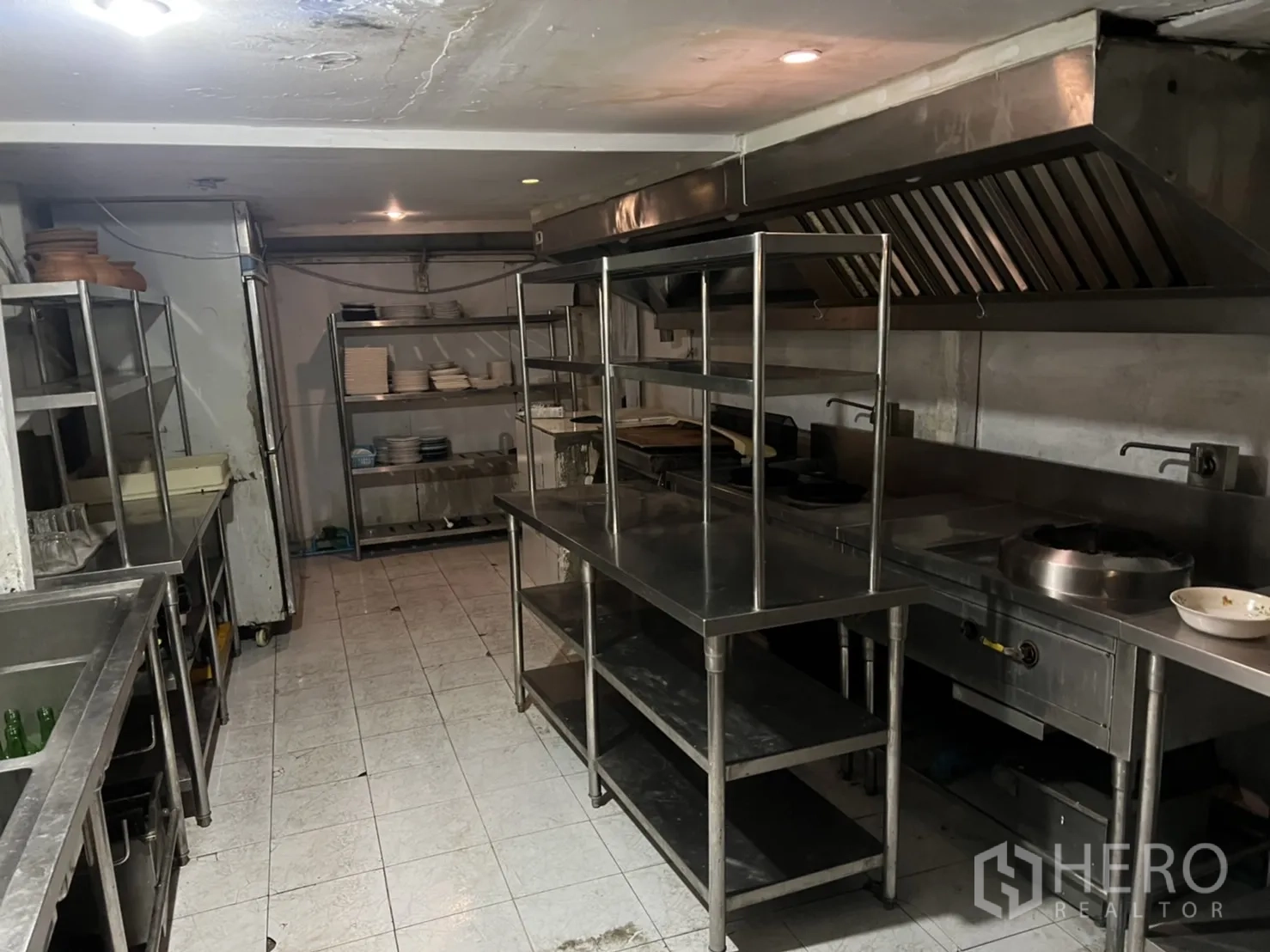 零售空间 出租在Watthana, Bangkok - 不锈钢商用厨房，带排烟罩、水槽与置物架。
