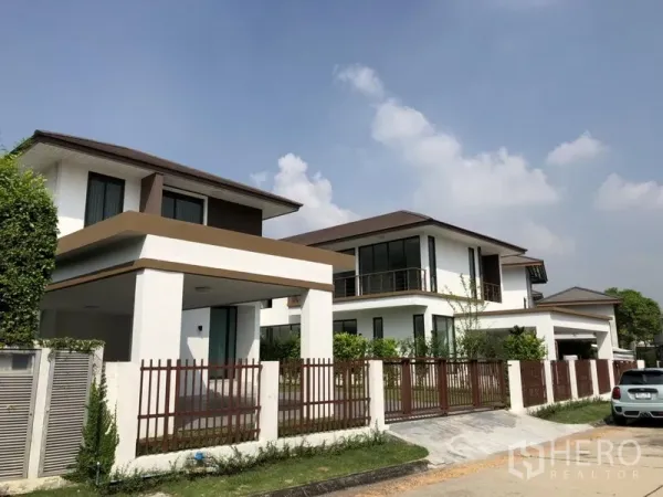 บ้าน ให้เช่าในPrawet, Bangkok - บ้านเดี่ยวสองชั้นสมัยใหม่ พร้อมรั้วและที่จอดรถในร่ม บนถนนเงียบสงบ