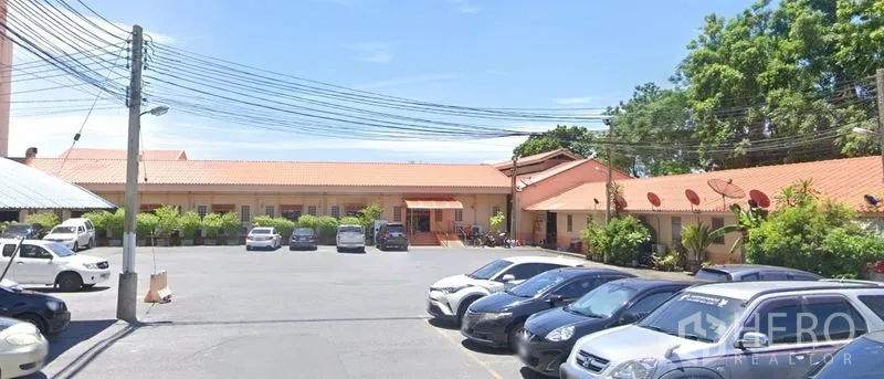 Retail Space for rent in Yan Nawa, Bangkok - Single-storey commercial complex with orange tile roofs and a large parking lot in Yan Nawa.