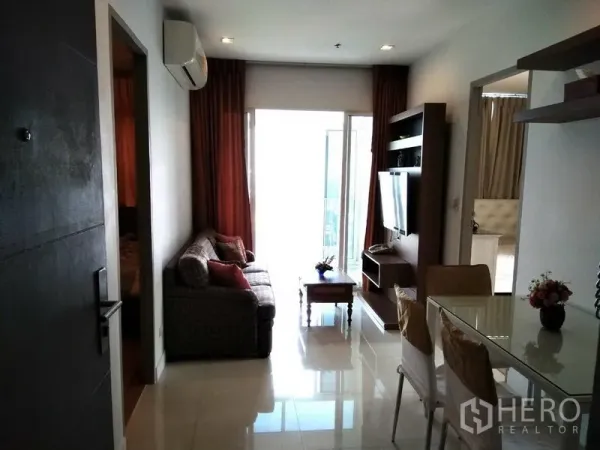 คอนโด ให้เช่าในWatthana, Bangkok - ห้องนั่งเล่นสว่างพร้อมโซฟา ชั้นทีวี ชุดรับประทานอาหาร และทางออกระเบียง