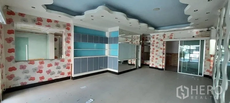 带办公室的家 出售在Wang Thonglang, Bangkok - 开放式展示区，内置柜、镜面与推拉玻璃隔断