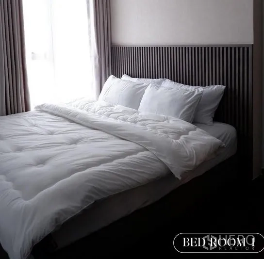 คอนโด ให้เช่าในWatthana, Bangkok - ห้องนอนอีกห้อง เตียงผ้าขาว หัวเตียงซี่ไม้ แสงธรรมชาตินุ่ม