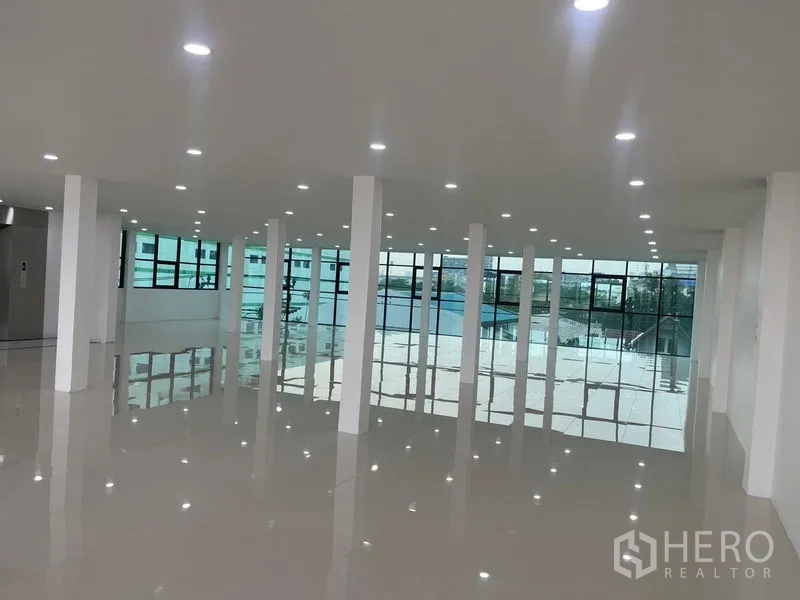 带办公室的家 出租或出售在Wang Thonglang, Bangkok - 设落地玻璃可观城市景观的办公层