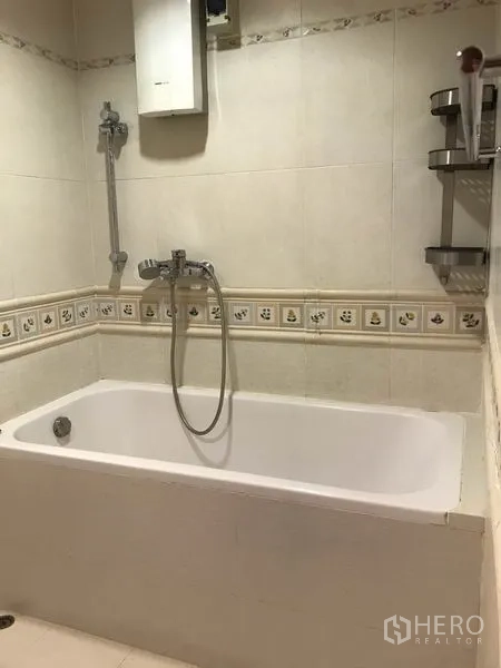 公寓 出租在Watthana, Bangkok - 瓷砖浴室，内置浴缸与手持花洒