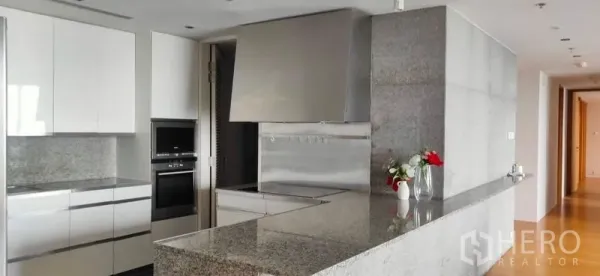 คอนโด ขายในSathon, Bangkok - ห้องครัวสไตล์โมเดิร์นสีขาว มีเตาอบบิลท์อิน ท็อปหินแกรนิต และฮู้ดสแตนเลส