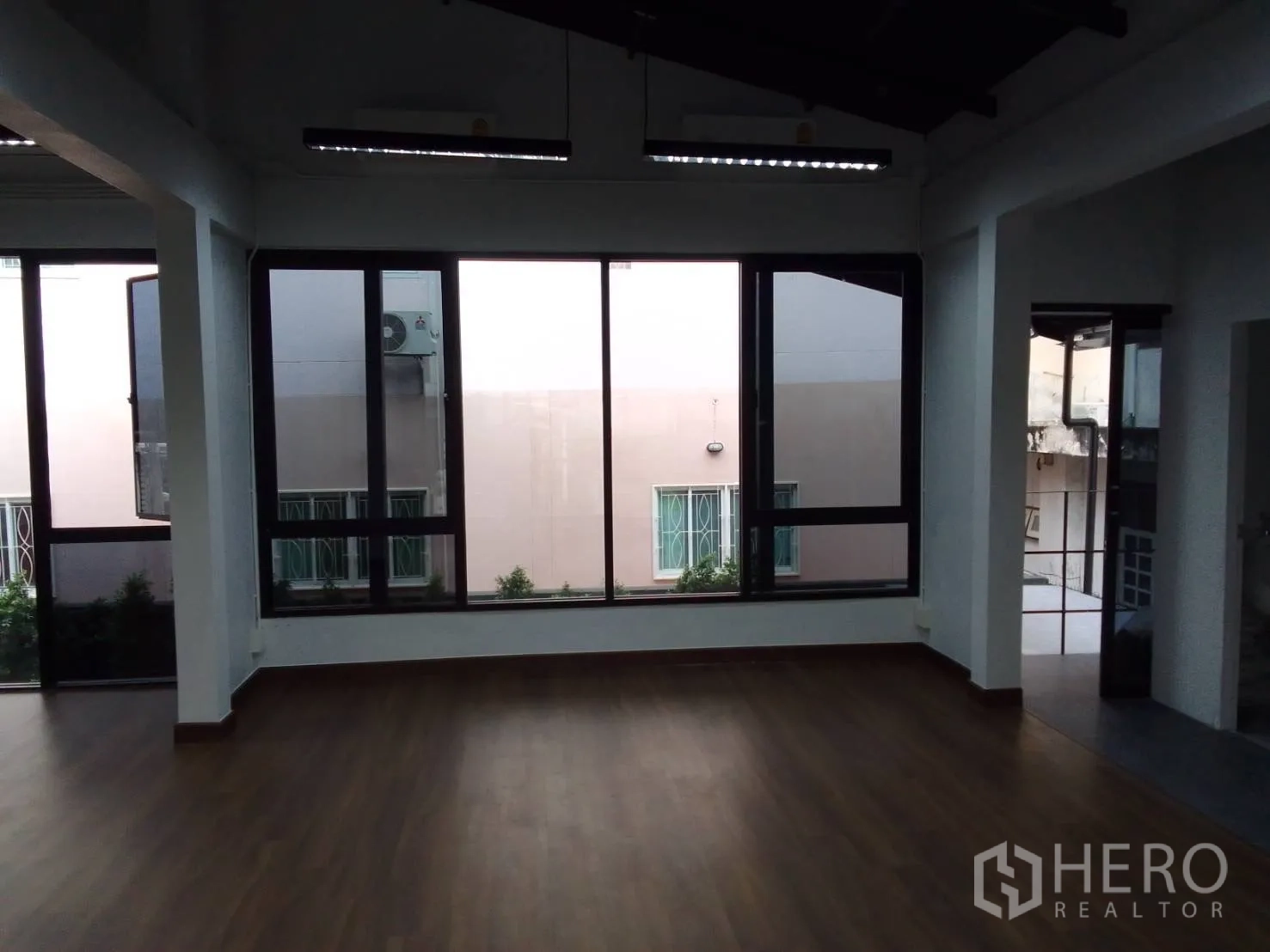 带办公室的家 出租在Wang Thonglang, Bangkok - 宽敞办公室，木地板与大窗户朝向邻楼