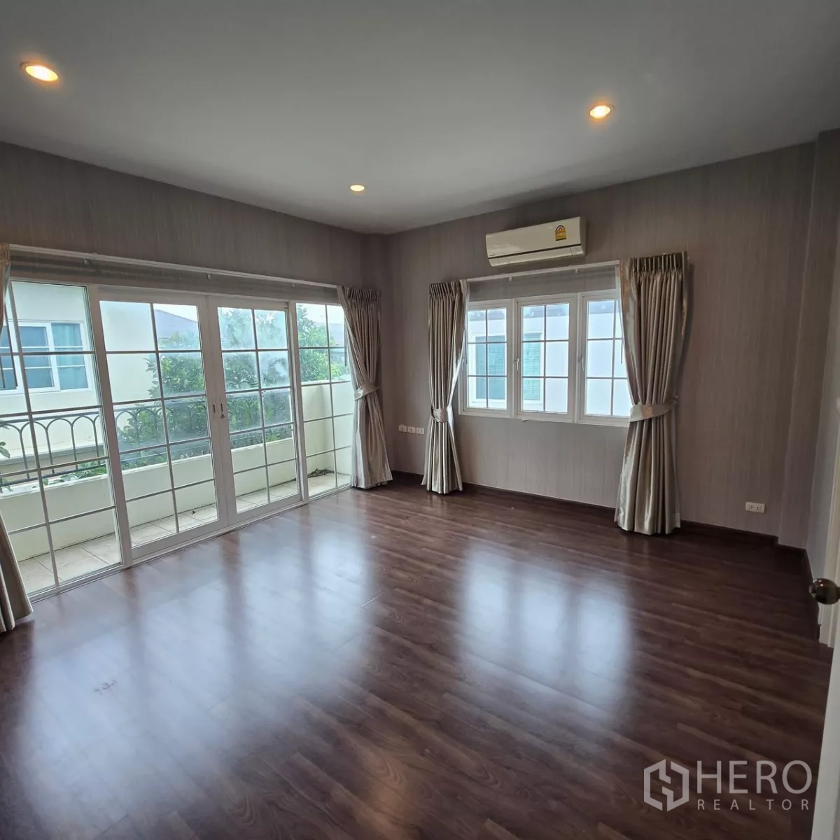 Detached House for rent in Mueang Pathum Thani, Pathum Thani - Upper room with floor-to-ceiling windows and access to the balcony.