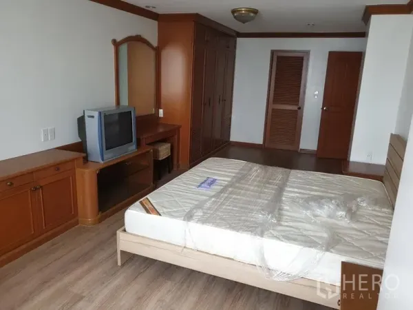 คอนโด ให้เช่าในWatthana, Bangkok - ห้องนอนหลักกว้างมีตู้เสื้อผ้าบิวท์อิน โต๊ะเครื่องแป้ง และตู้ไม้
