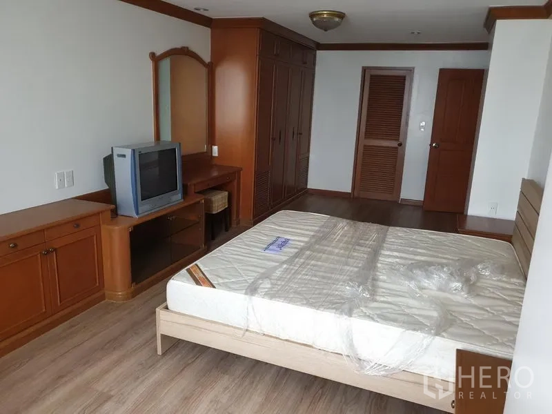 คอนโด ให้เช่าในWatthana, Bangkok - ห้องนอนหลักกว้างมีตู้เสื้อผ้าบิวท์อิน โต๊ะเครื่องแป้ง และตู้ไม้