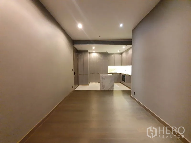 คอนโด ให้เช่าในHuai Khwang, Bangkok - ห้องนั่งเล่นยาว เชื่อมครัวโทนเทาพร้อมเกาะหินอ่อนและตู้เก็บของ