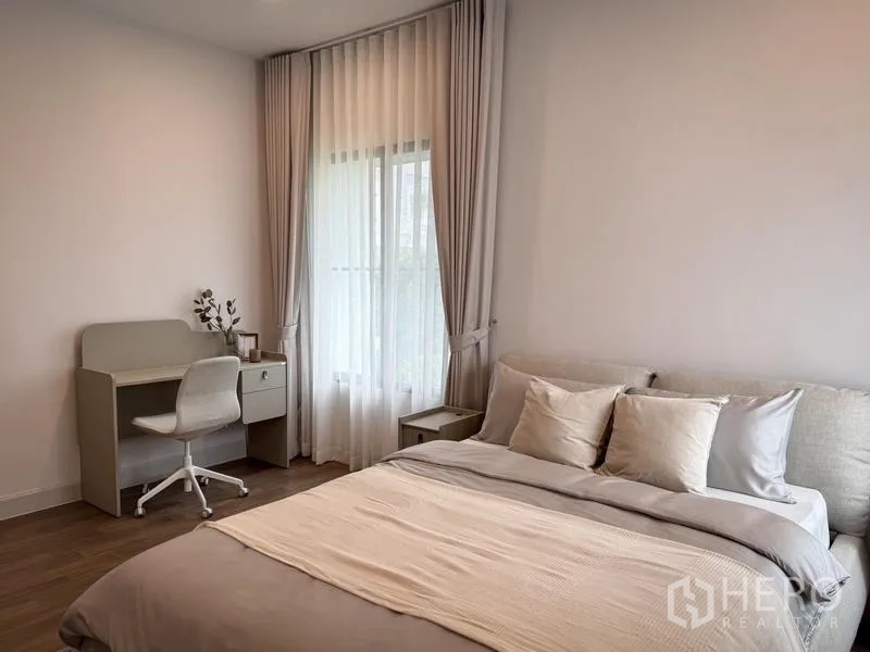 Detached House for rent or sale - Bedroom with a study desk by the window and light bedding.