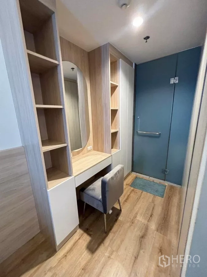Condominium for rent or sale in Phaya Thai, Bangkok - Built‑in wardrobe and vanity with shelves and mirror in a dressing area.