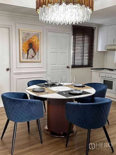 Condominium for rent or sale in Khlong Toei, Bangkok - Elegant dining area with round marble table, navy chairs and chandelier at Lake Green Sukhumvit 8 condo