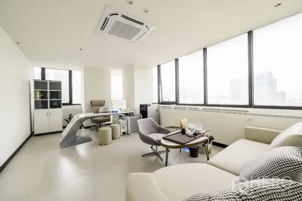 สำนักงาน ให้เช่าหรือขายในHuai Khwang, Bangkok - ห้องผู้บริหารมุมตึก มีโซฟา โต๊ะทำงาน และหน้าต่างมองเห็นวิวเมือง