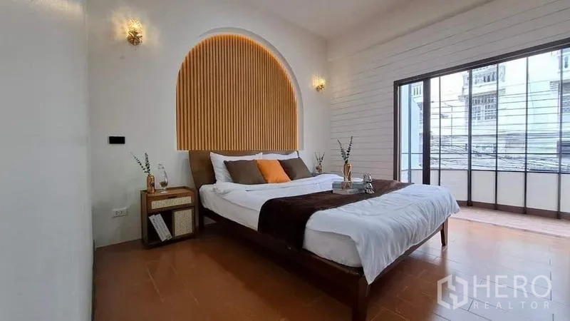联排别墅 出租或出售在Chatuchak, Bangkok - 卧室面向阳台，大幅推拉门与安全护栏