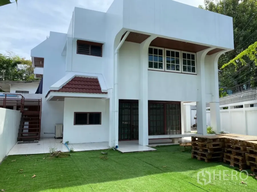 零售空间 出租在Khlong Toei, Bangkok - 两层白色独栋建筑，带草坪与推拉玻璃门
