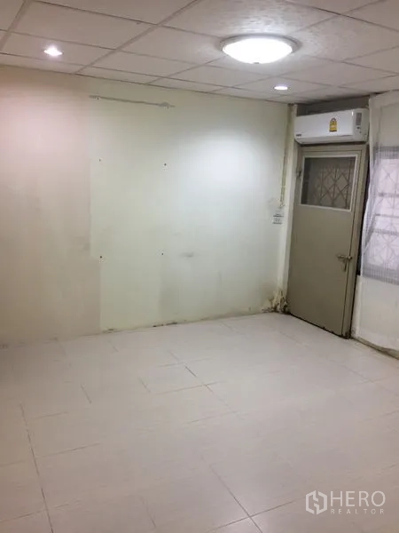 联排别墅 出租在Khlong Toei, Bangkok - 空旷瓷砖房，带通向小阳台的门和空调