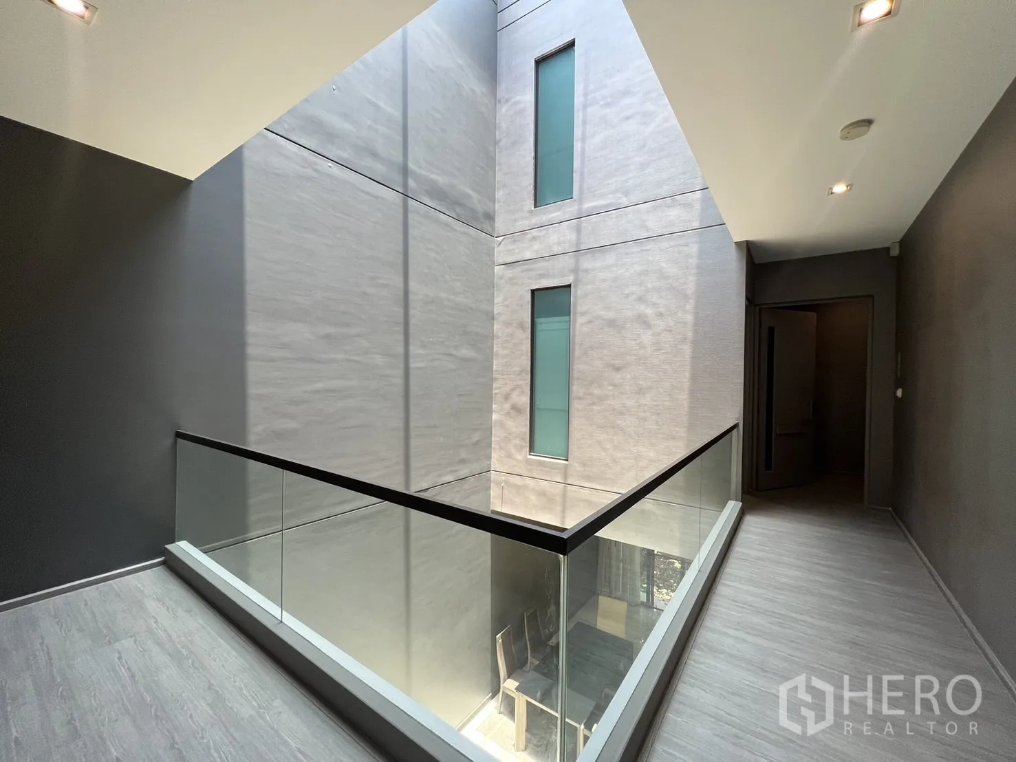 Townhouse for rent in Lat Phrao, Bangkok - Balcony outlook over landscaped communal green, townhomes and parked cars.
