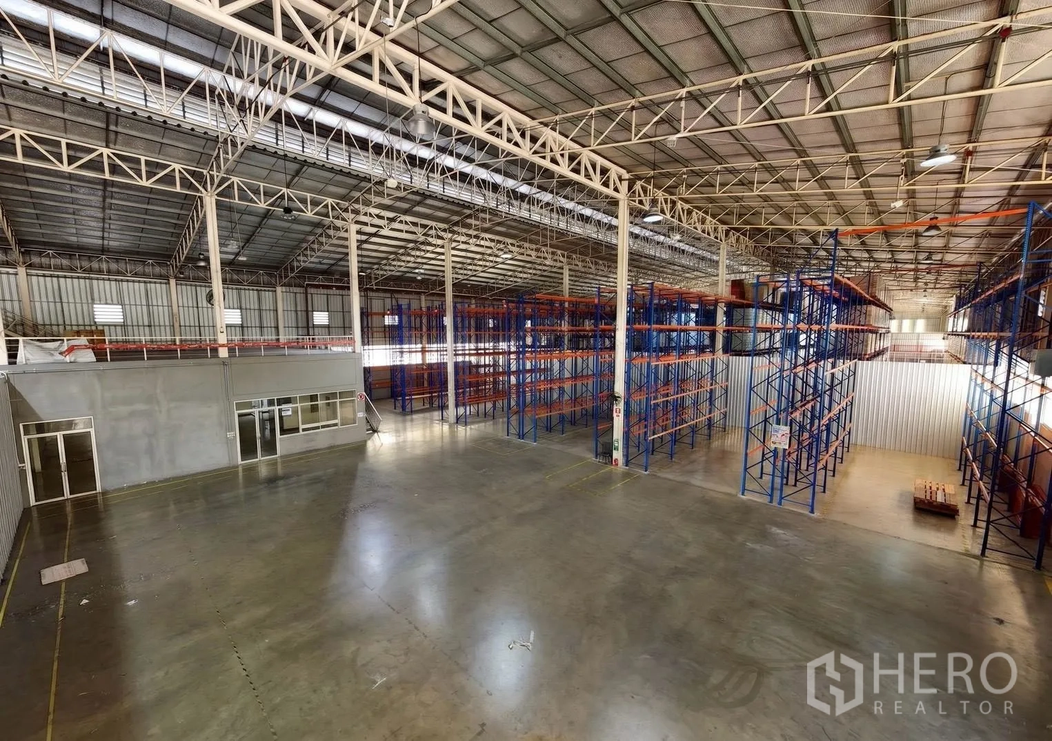 โกดัง for rent in Bang Sue, Bangkok - ภายในกว้างพร้อมโครงหลังคาเหล็ก พื้นคอนกรีต ออฟฟิศ และชั้นวางพาเลท