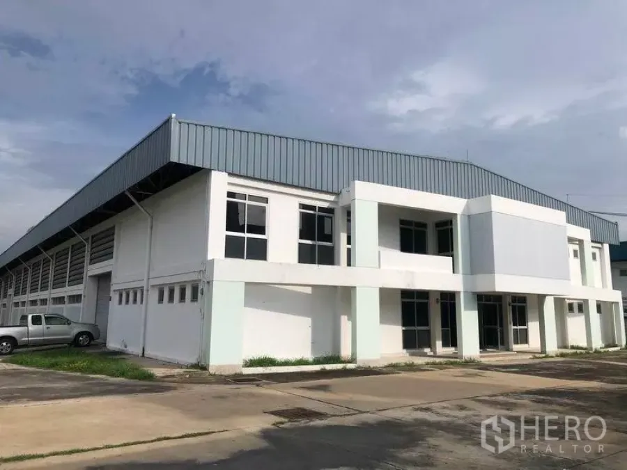 工厂 出租在Mueang Chon Buri, Chon Buri - 独栋厂房外观，白色立面与金属屋顶，位于春武里阿玛塔城工业园