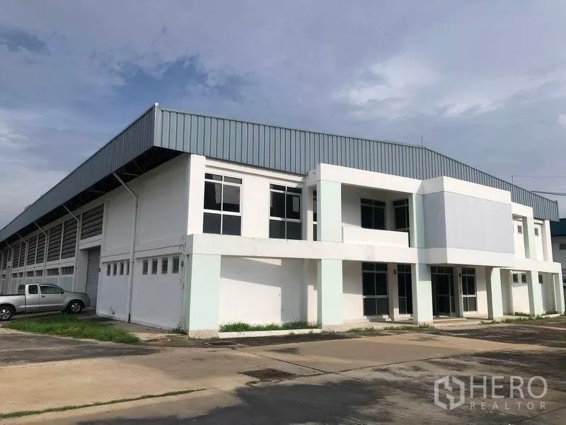 工厂 出租在Mueang Chon Buri, Chon Buri - 独栋厂房外观，白色立面与金属屋顶，位于春武里阿玛塔城工业园