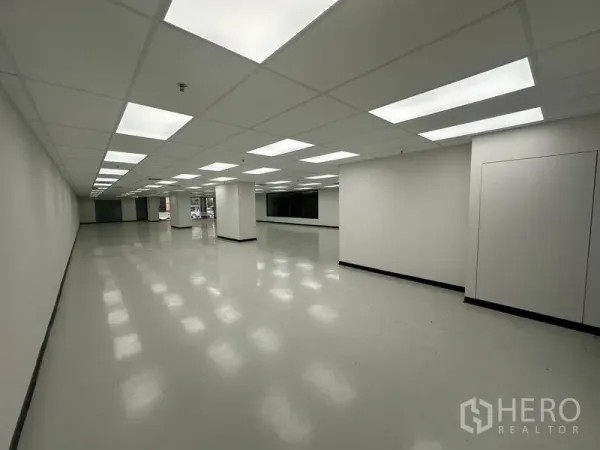 办公空间 出租在Phaya Thai, Bangkok - 315㎡开放式办公室，均匀照明与光洁乙烯基地面。