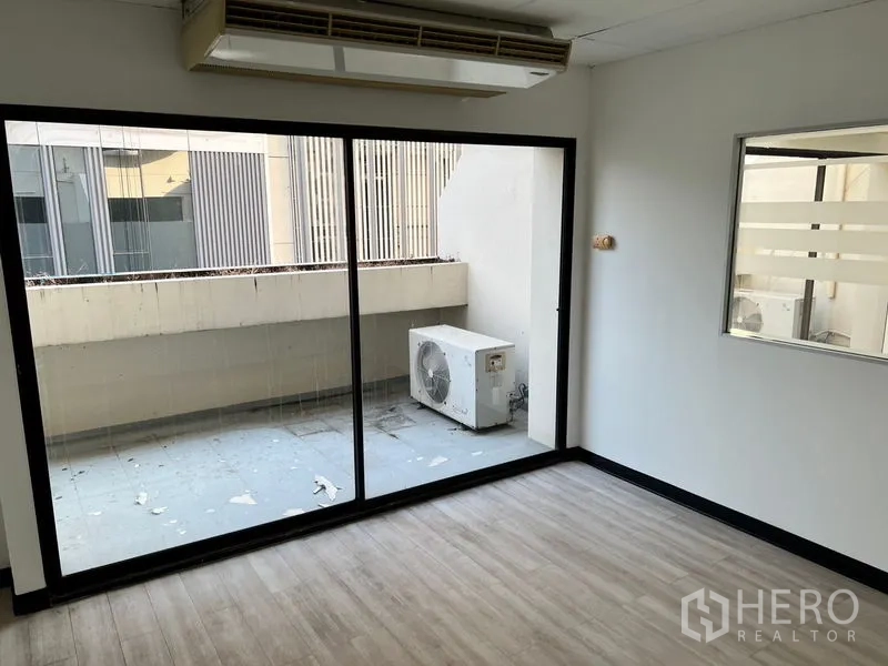 สำนักงาน ให้เช่าในPathum Wan, Bangkok - ห้องทำงานส่วนตัว ประตูกระจกบานเลื่อนออกไประเบียง พร้อมเครื่องปรับอากาศติดผนัง.