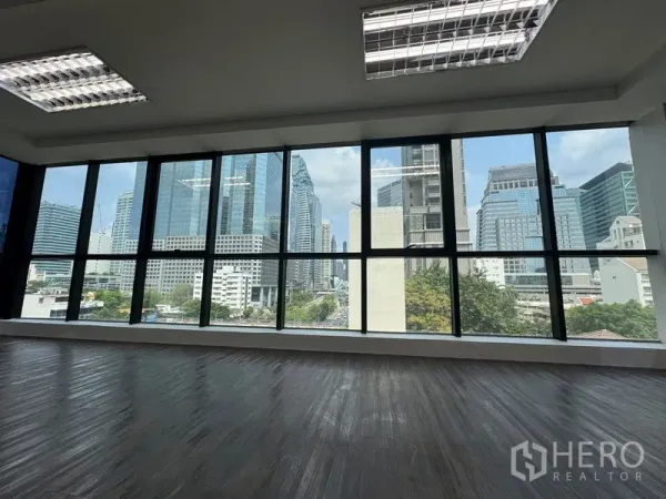 办公空间 出租在Sathon, Bangkok - 开放式办公室，落地窗俯瞰曼谷沙吞天际线。