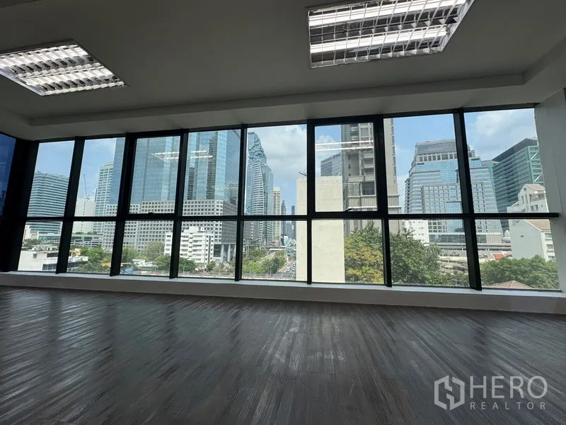办公空间 出租在Sathon, Bangkok - 开放式办公室，落地窗俯瞰曼谷沙吞天际线。
