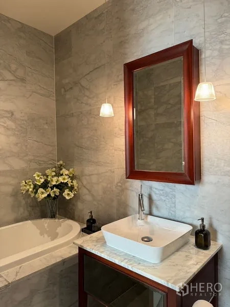 คอนโด ขายในWatthana, Bangkok - ห้องน้ำสไตล์โรงแรม กรุหินอ่อน มีอ่างล้างหน้าทรงสี่เหลี่ยม กระจกกรอบไม้ โคมแขวน และอ่างอาบน้ำ