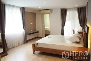 คอนโด ให้เช่าในPathum Wan, Bangkok - ห้องนอนหลักขนาดใหญ่ มีหน้าต่างสองด้านและทางเข้าห้องน้ำในตัว