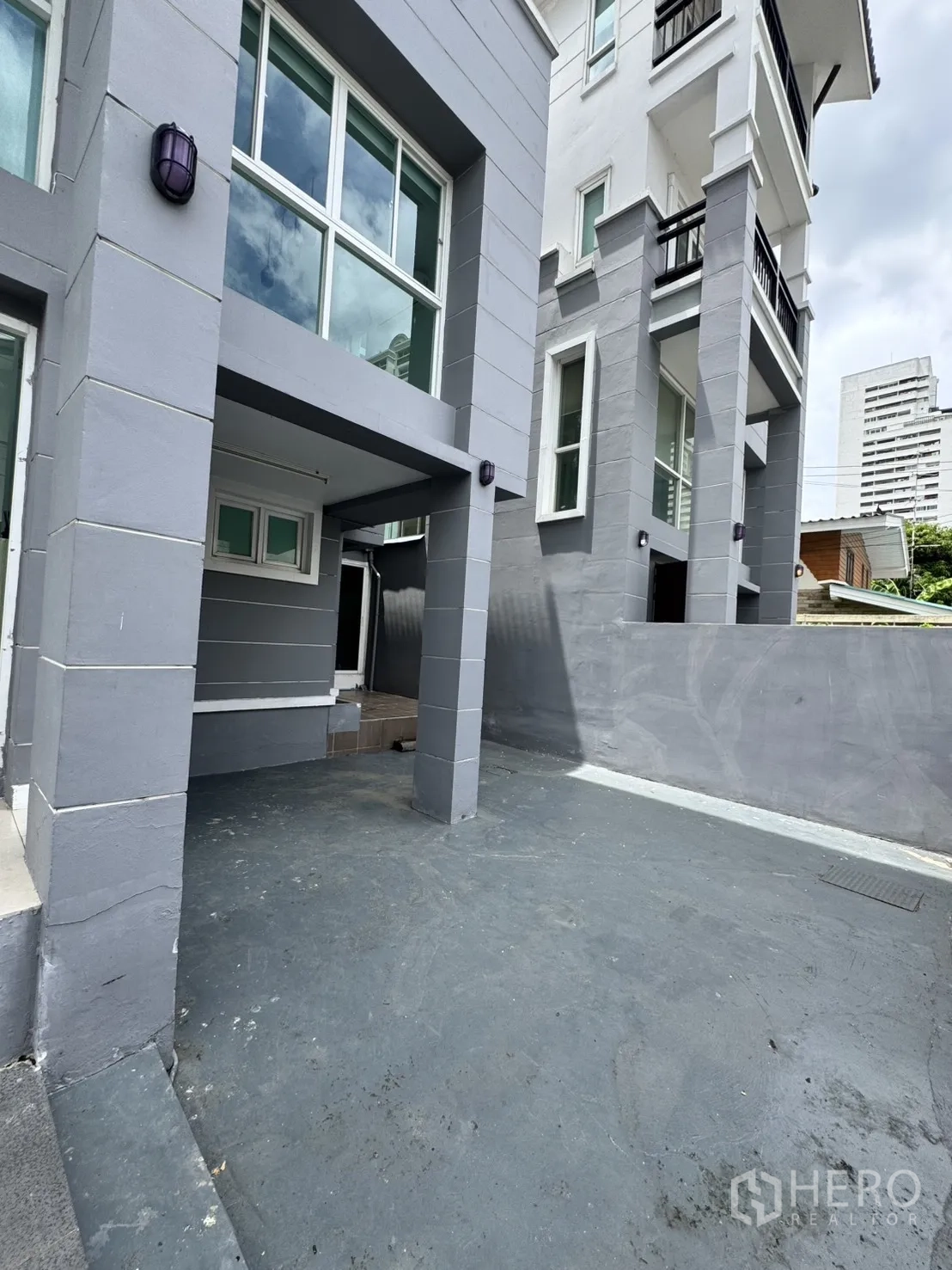 โฮมออฟฟิศ for rent in Watthana, Bangkok - พื้นที่จอดรถชั้นล่างและทางเข้าหลัก ใต้ตัวอาคารโทนสีเทา