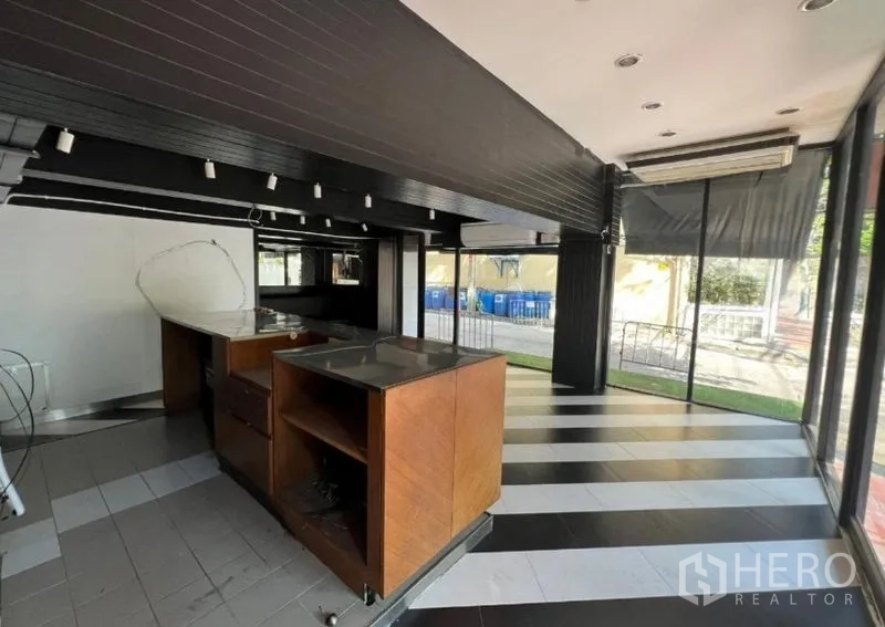 Retail Space for rent in Bang Rak, Bangkok - Rear of the counter and open sales floor facing street-side glazing.
