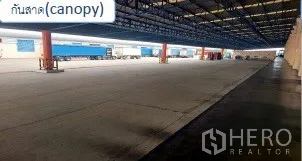 Warehouse for rent in Mueang Pathum Thani, Pathum Thani - Long canopy sheltering an all-weather truck loading yard.