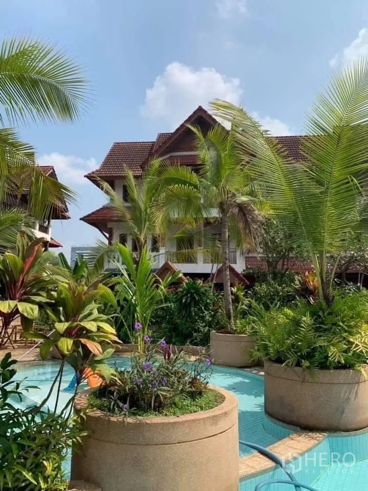 联排别墅 for rent in Watthana, Bangkok - 住宅外观，热带园林与水景点缀其间。