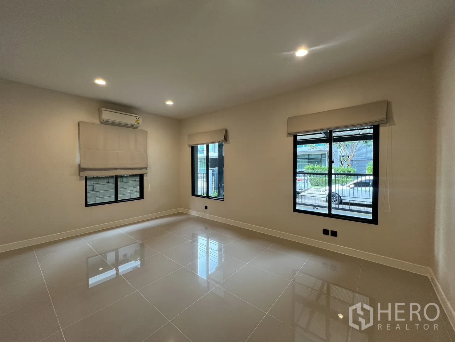 Detached House for rent in Bang Kapi, Bangkok - Large ground-floor bedroom or multipurpose room with windows.