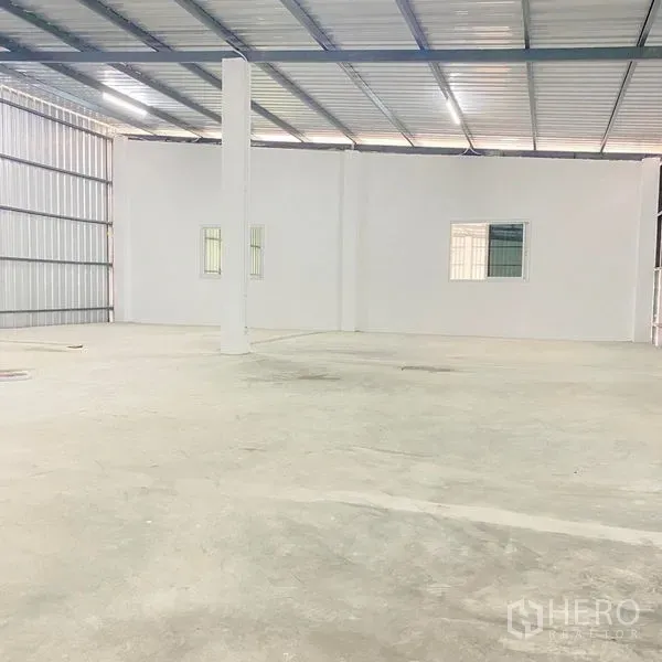 Warehouse for rent in Bang Khae, Bangkok - Open storage bay with white partition wall and windows suitable for office or meeting room build-out.