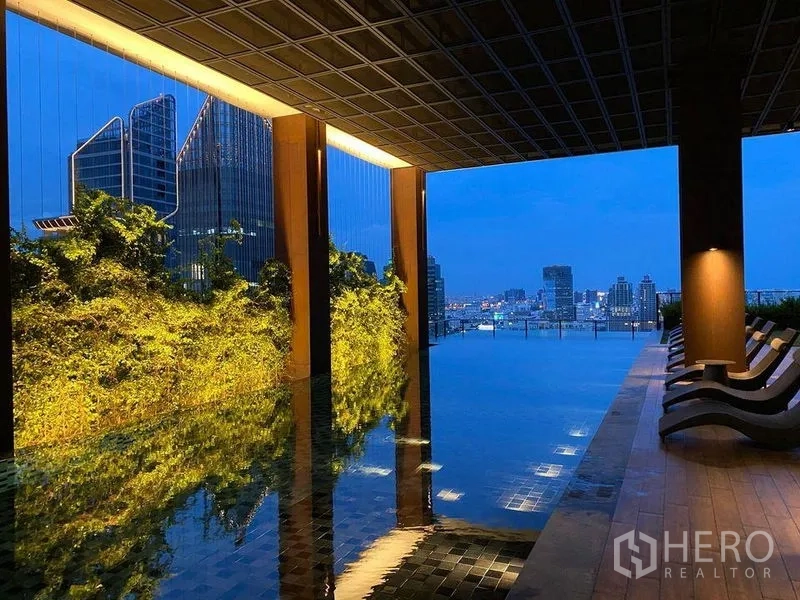 คอนโด ให้เช่าหรือขายในWatthana, Bangkok - สระว่ายน้ำอินฟินิตี้ดาดฟ้า วิวสกายไลน์ พร้อมผนังสวนแนวตั้งและเตียงพักผ่อน
