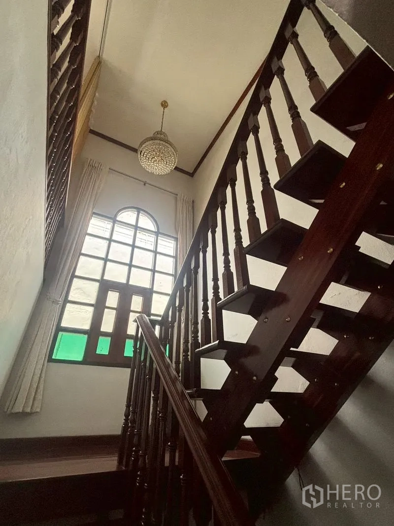 บ้านเดี่ยว for sale in Suan Luang, Bangkok - รายละเอียดบันไดไม้ใต้เพดานสูงและหน้าต่างทรงโค้ง