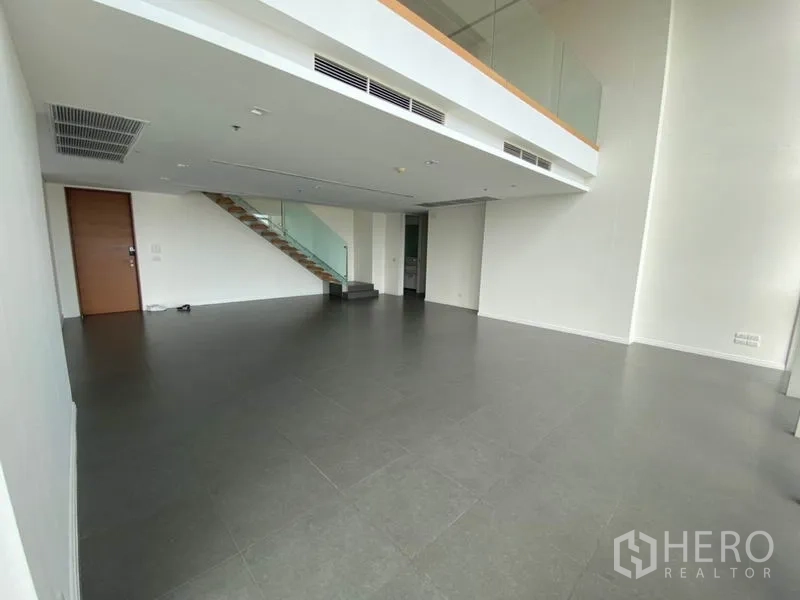 公寓 出租或出售在Khlong San, Bangkok - 双层挑空起居空间，夹层设计与灰色地砖。